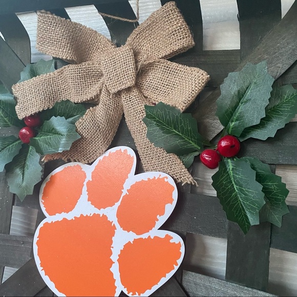 CLEMSON TIGERS 16”x16” HAPPY HOLIDAYS Hanging Basket Christmas Holiday Wreath - Picture 5 of 7